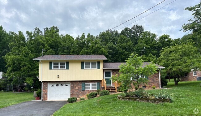 Building Photo - Charming 3 bedroom/2 Bath Home with Fenced...