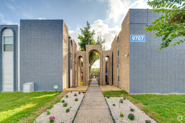 The Citadel at Med Center Houston Apartments - The Citadel at Med Center Houston Apartments