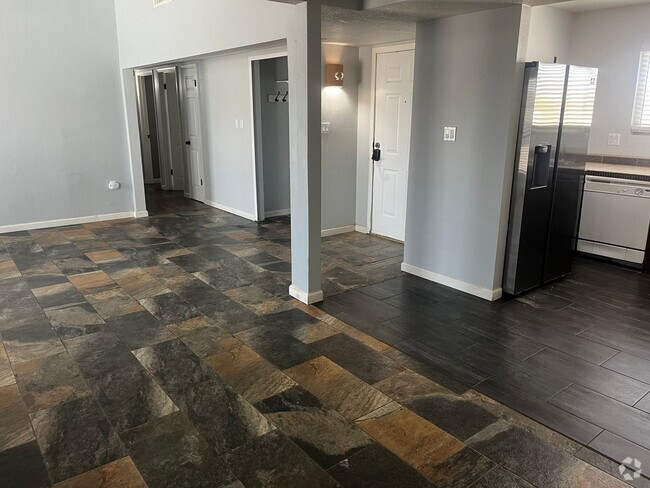 Building Photo - AVAILABLE NOW - 3 Bedroom 2 Bath aprox 140... Rental