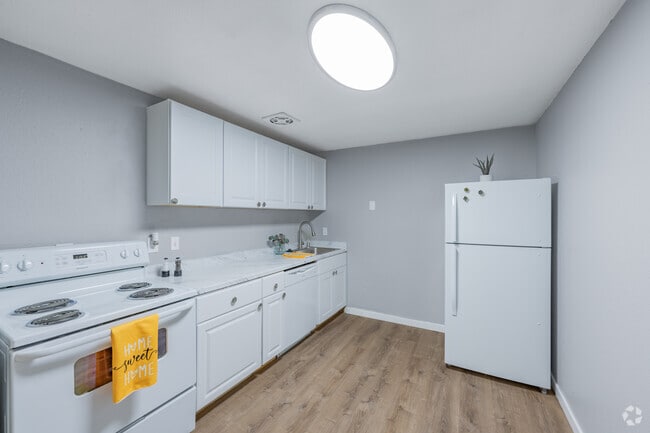2BR, 1BA - 743SF - Kitchen - Parkwood Terrace