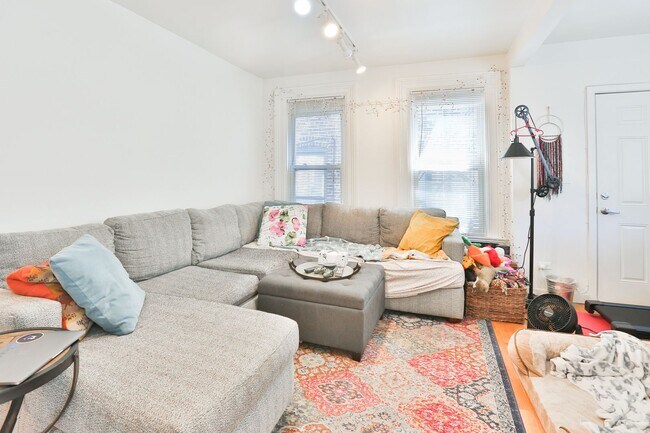 Photo - Wicker Park Big 3 Bedroom 2 Bath Private Coach House. Decks and Outdoor Space. Unit Coach