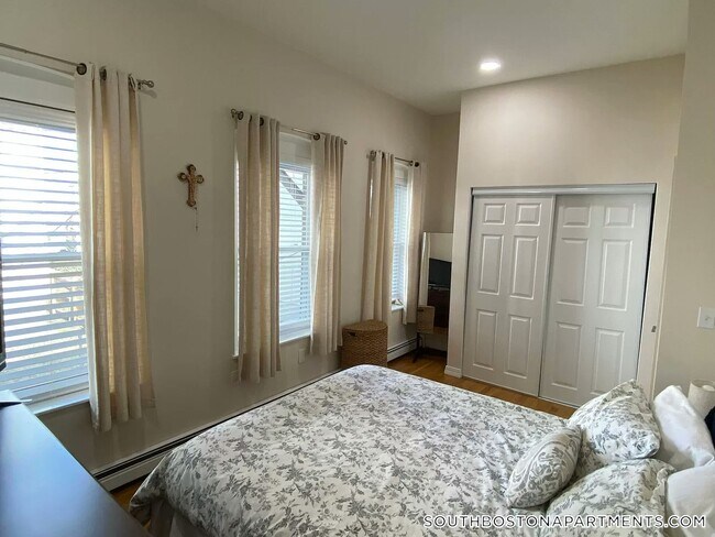 Photo - 470 E 3rd St Unit 1