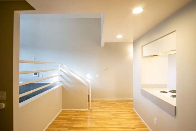 Photo - Fantastic Lake Oswego 2Bdr w/Fireplace, Dishwasher & W/D + Balcony Unit 4701-C