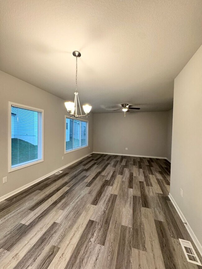 Photo - FREE RENT SPECIAL!  3 bedroom 2.5 bath Sin...