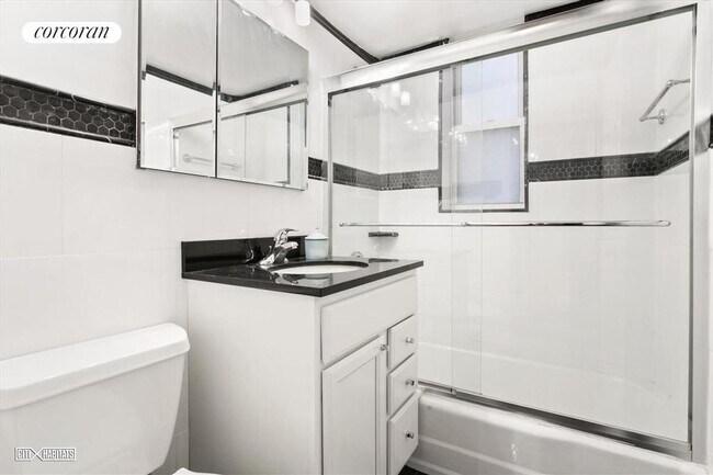 Photo - 139 E 33rd St