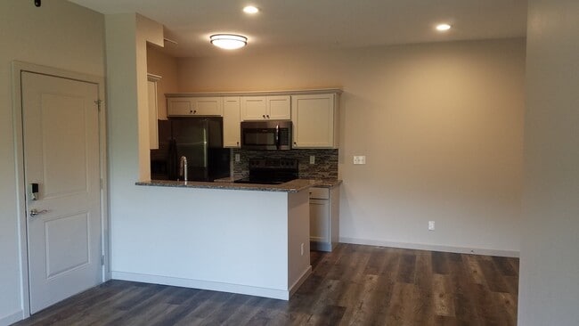 Building Photo - 3 Bedroom 2 Bath Walk-In Level Lakeside Ap... Unit 240