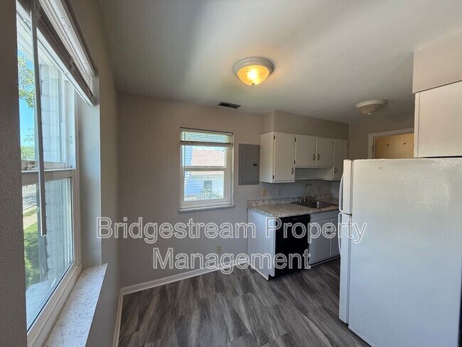 Photo - 92 W Franklin St