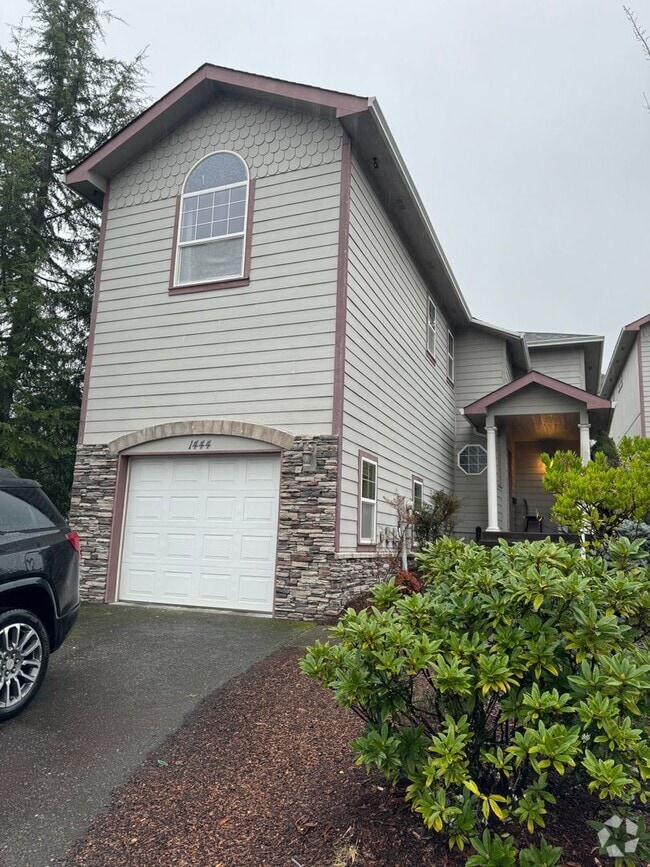 Building Photo - 3 bedroom 2 1/2 bath two story in Nice Ros... Rental
