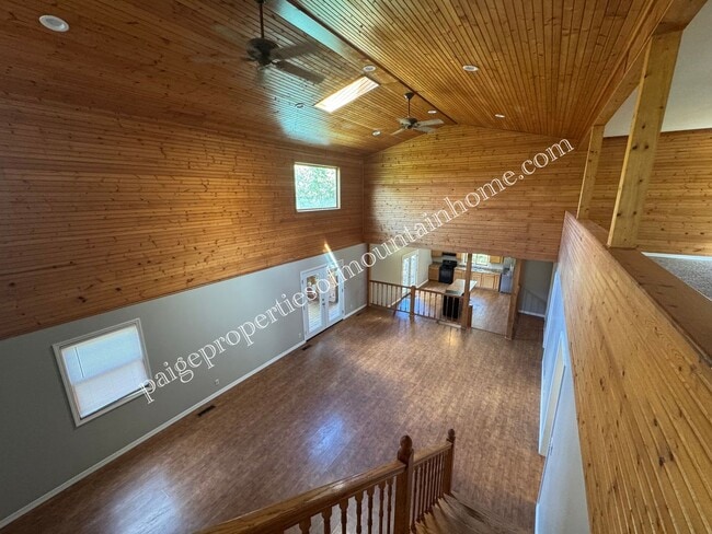 Building Photo - 4-bedroom, 3-bath Log Home in the Fairview area