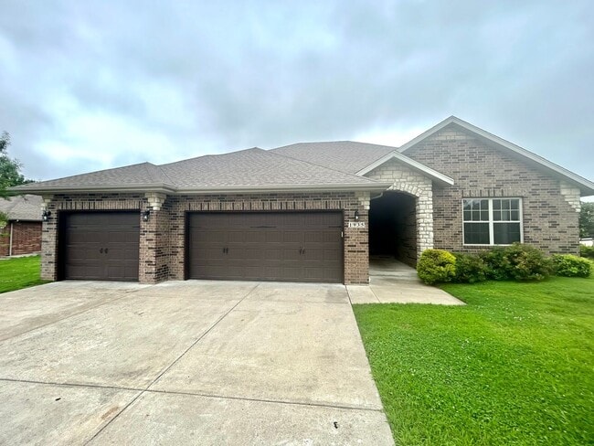 Building Photo - Fully Fenced 4 Bedroom Home - Pearson Park/Strafford MO