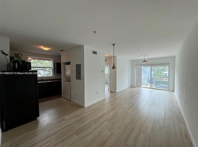 Photo - 529 NE 62nd St Unidad 302