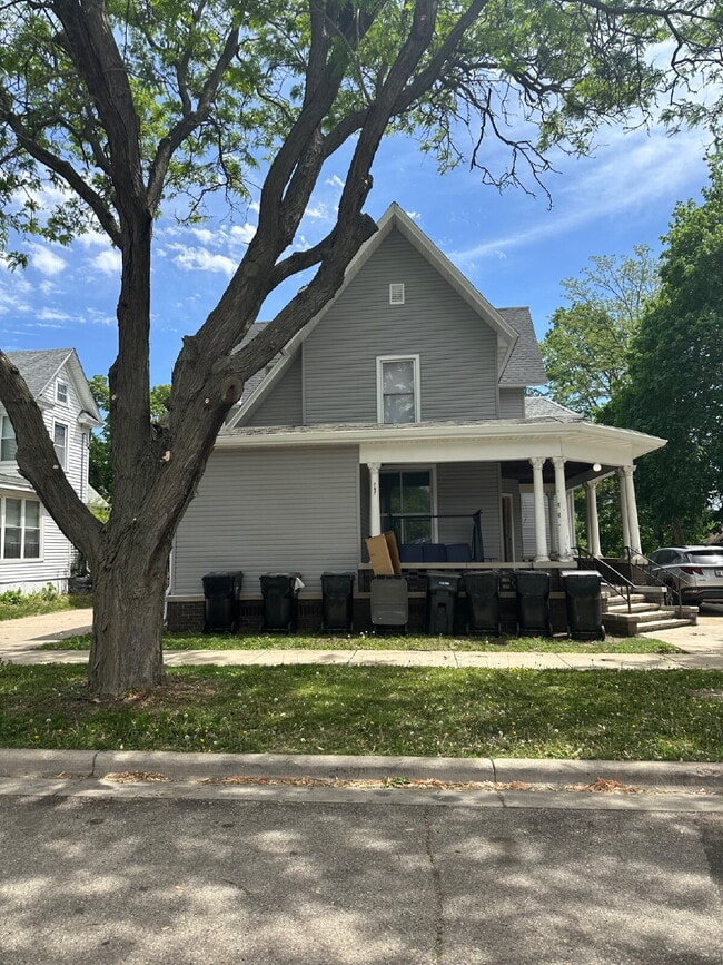 Building Photo - 747 Parker Ave Unit #1