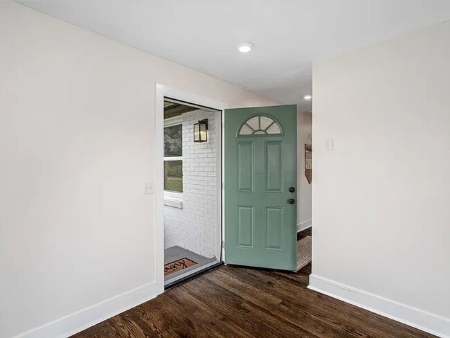Photo - 2 Bedroom, 1 Bathroom Duplex Near Woodbine...