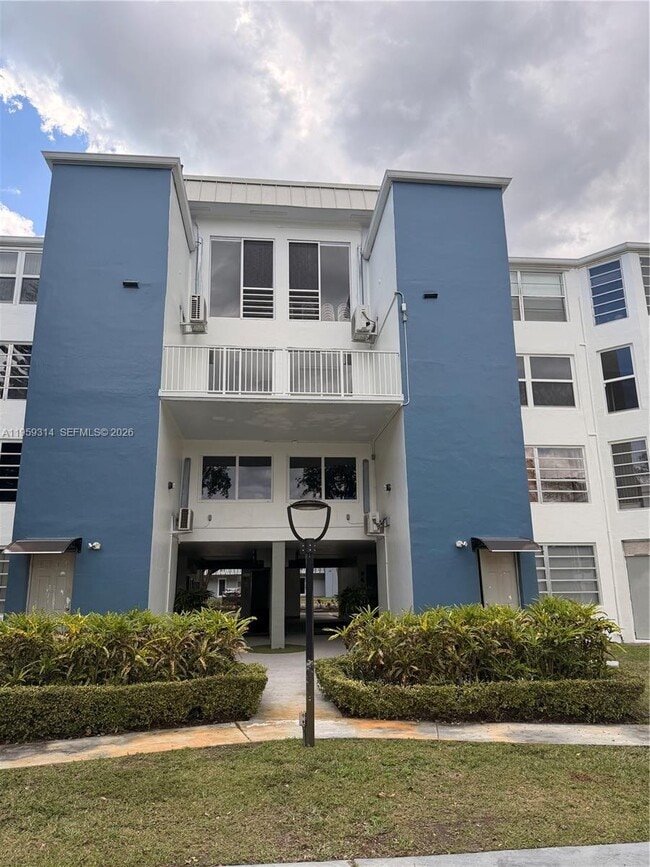 Photo - 1351 NE 191st St Unidad E310