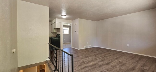 Photo - AVAILABLE NOW! Arvada 3 Bed 2 Bath Duplex New Paint New Flooring! Unidad 3