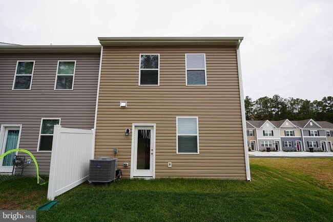 Photo - 819 Mersey Ln