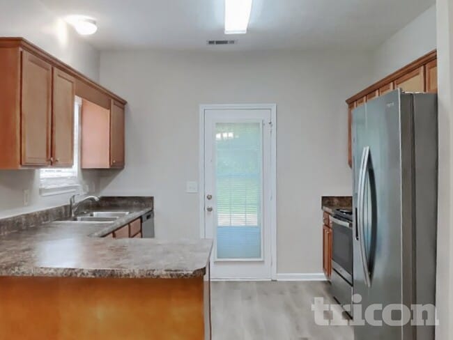 Photo - 142 Lyndhurst Dr