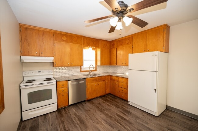 Photo - 1220-4 1/2 4 1/2 St NW