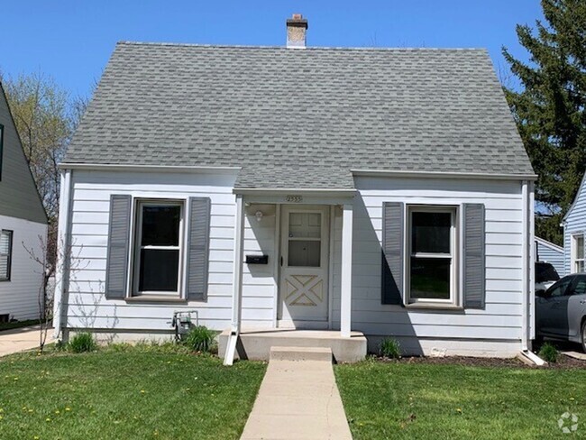 Building Photo - West Allis 3 bedroom 1 bath 2.5 car garage Rental