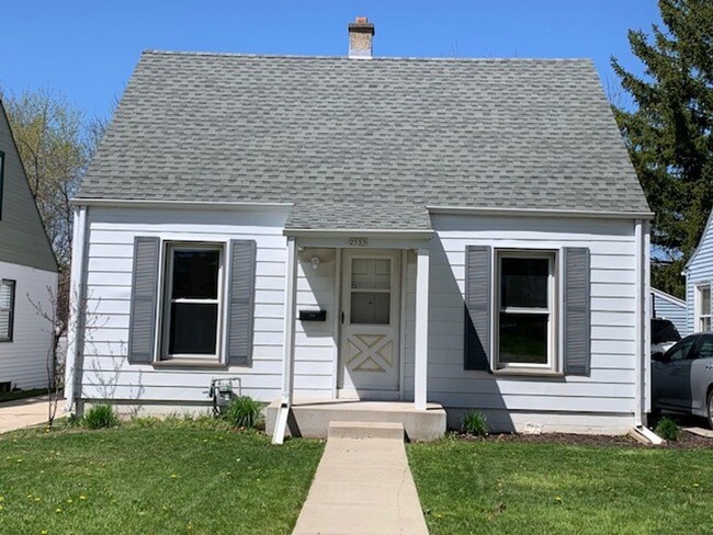 West Allis 3 bedroom 1 bath 2.5 car garage - West Allis 3 bedroom 1 bath 2.5 car garage House