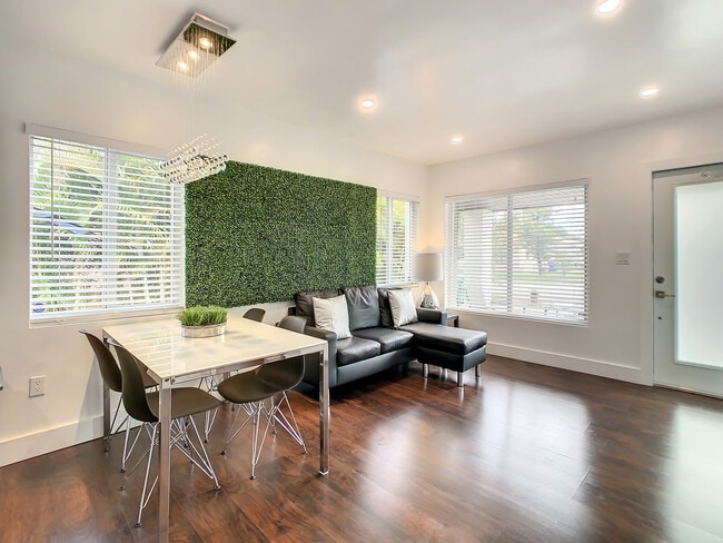 Building Photo - 2714 SW 36th Ave Unit A