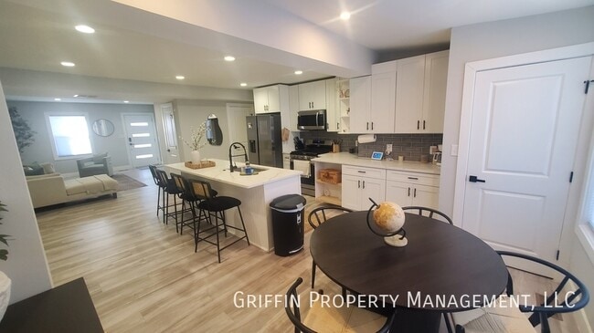 Photo - 821 20th St NE