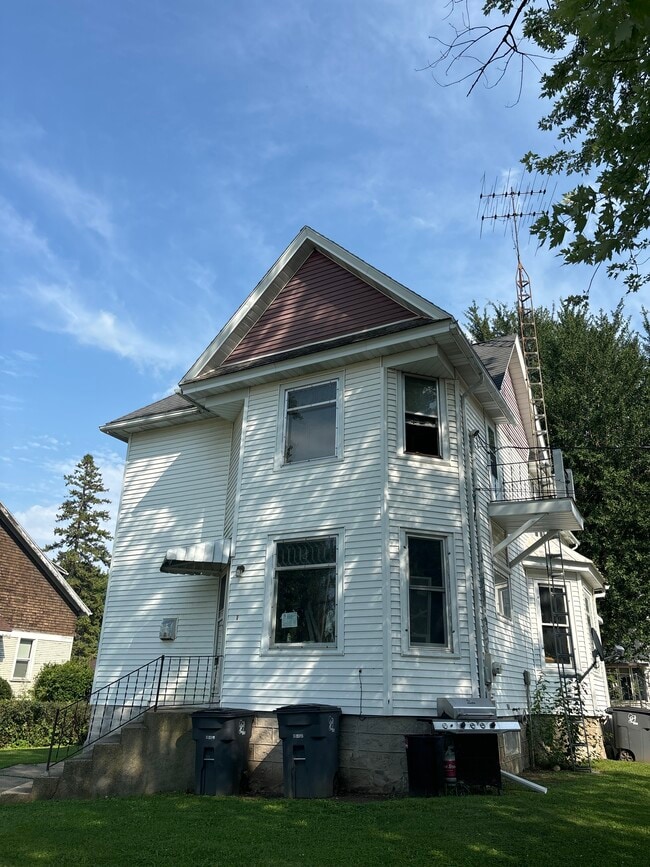 Building Photo - 301 N Main St Unit 3 Rental