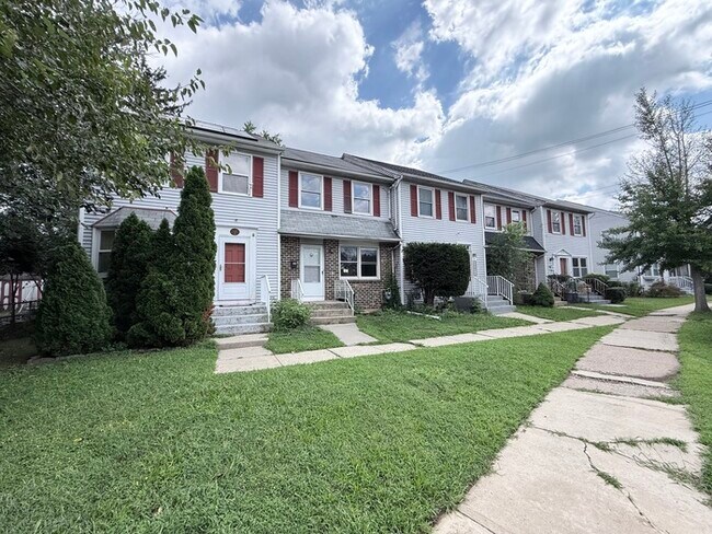 Building Photo - 502 S Logan Ave
