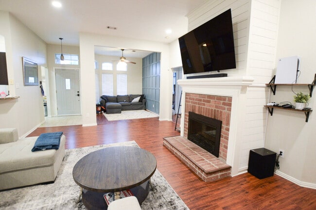 Photo - 1207 Old Knoll Dr