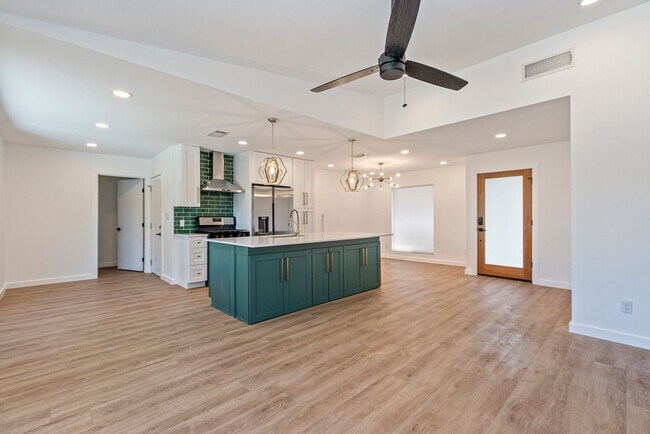 Photo - 5200 King Charles Dr