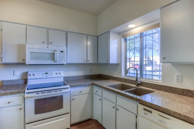 Kitchen - 982 S Pantano Rd