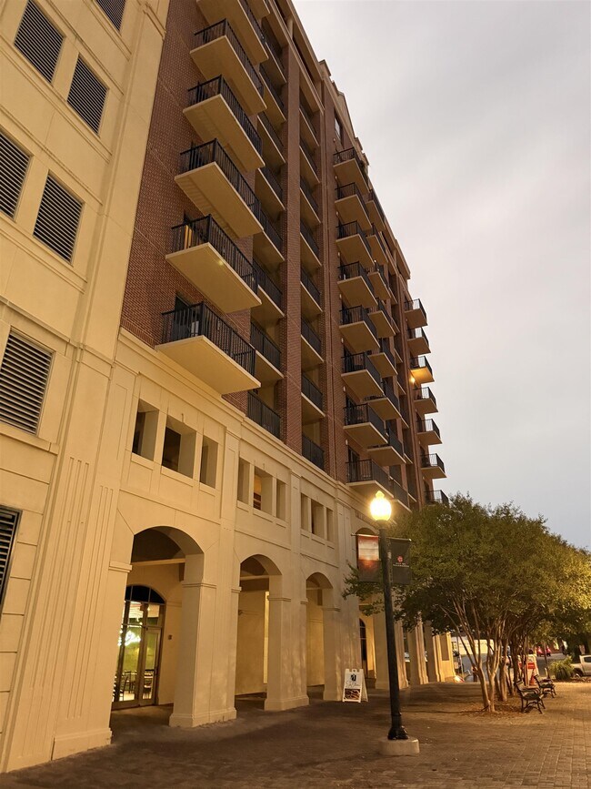 Building Photo - 215 W College Ave Unit 302
