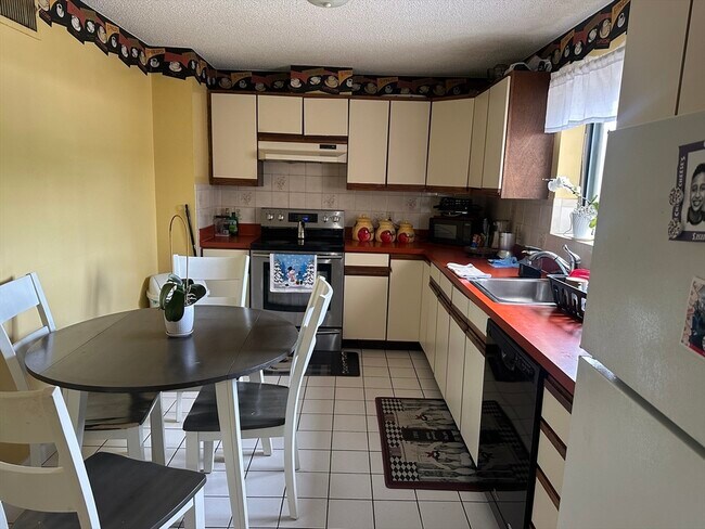 Photo - 292 Salem St Unidad 201