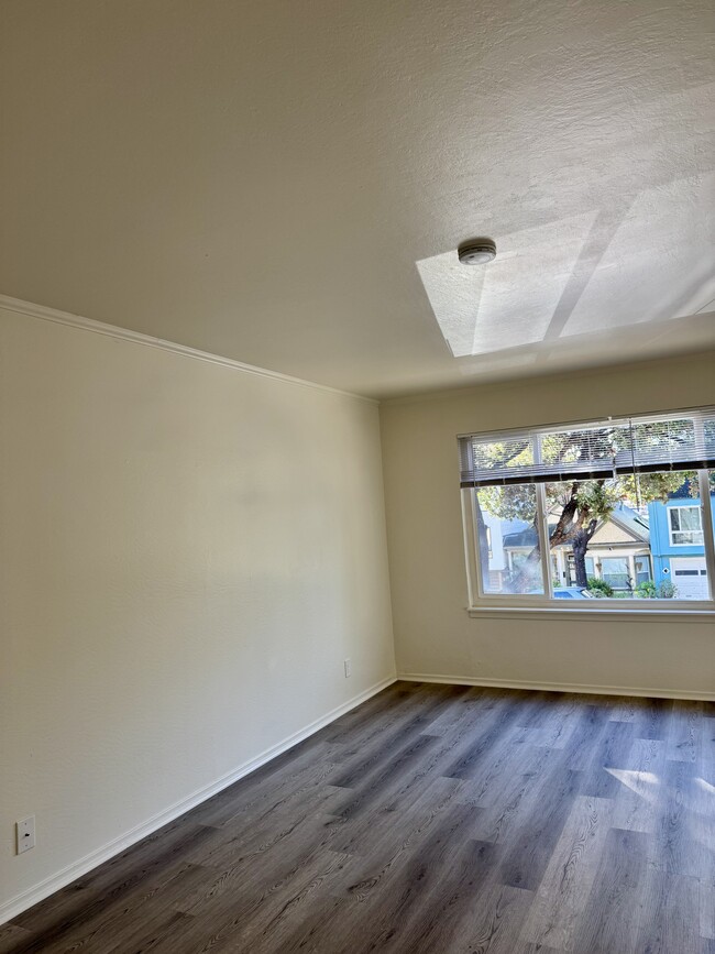 living room - 554 Monterey Blvd Unit 3