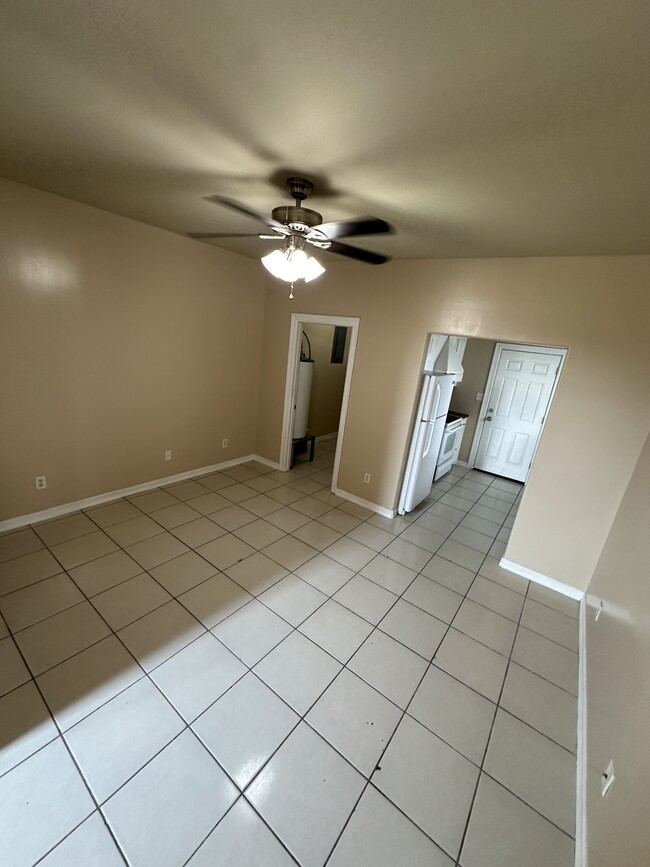 Sala de estar - 1020 Jesse St Unidad 2