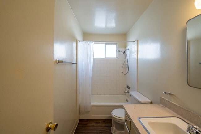 1BR, 1BA - 500SF - Bathroom - Villa Nido