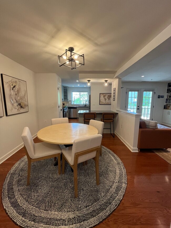 Comedor diáfano que se integra directamente con el salón y la cocina. - 4079 S Four Mile Run Dr Unidad 301
