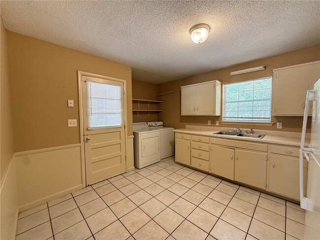 Photo - 2208 Sycamore Pl