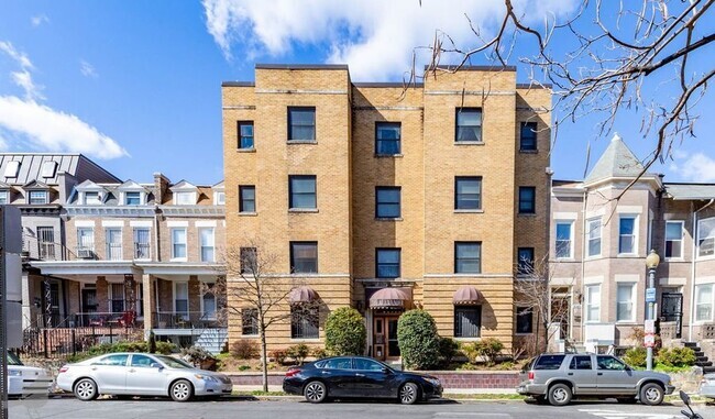 Building Photo - Bright One Bedroom Gem in Columbia Heights! Rental