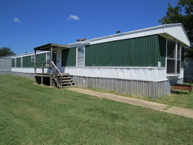 Building Photo - "Charming 3-Bed, 2-Bath Mobile Home Retrea... Unit C5