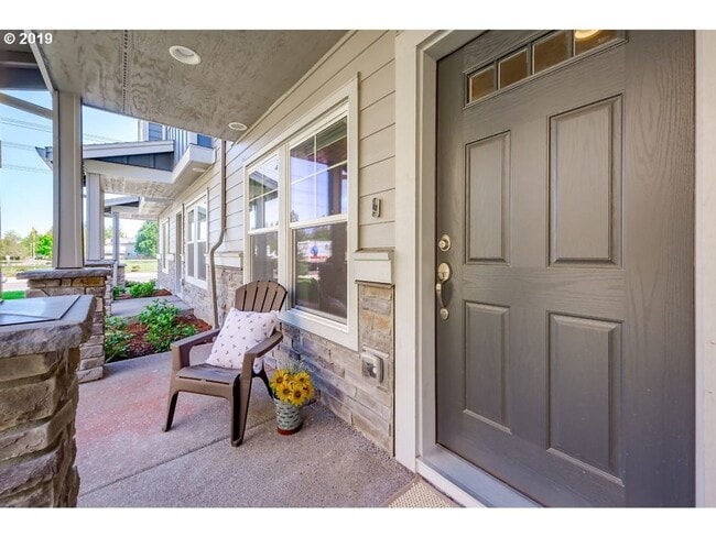 Photo - Well Maintained Spacious 2 Bed 2.5 Bath Townhome Style Condo in Hillsboro! Great Location! Bonus/...