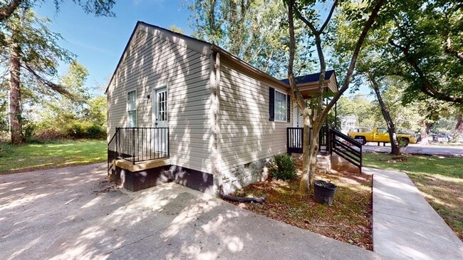 Photo - Cozy 2 bedroom 1 bath home. Conveniently l...