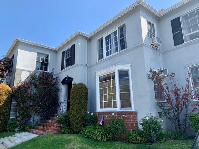 front of building - 356 S La Jolla Ave Unit 356