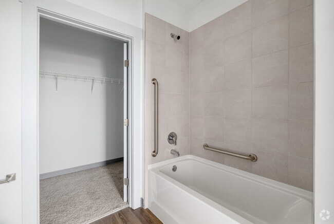 2BR, 2BA - 850SF - Bathroom