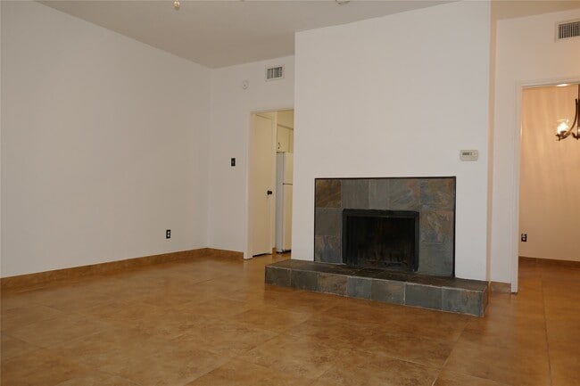 Building Photo - 2100 Tanglewilde St Unit 247