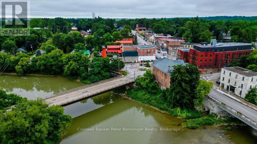 Photo - 604 Queen St S