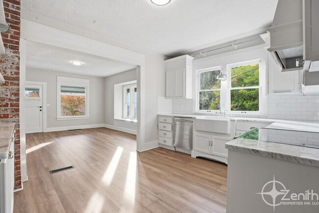 Building Photo - 1321 NW Drake Way