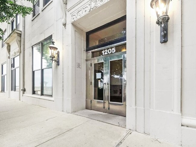 Building Photo - 1205 W Sherwin Ave Unit 500