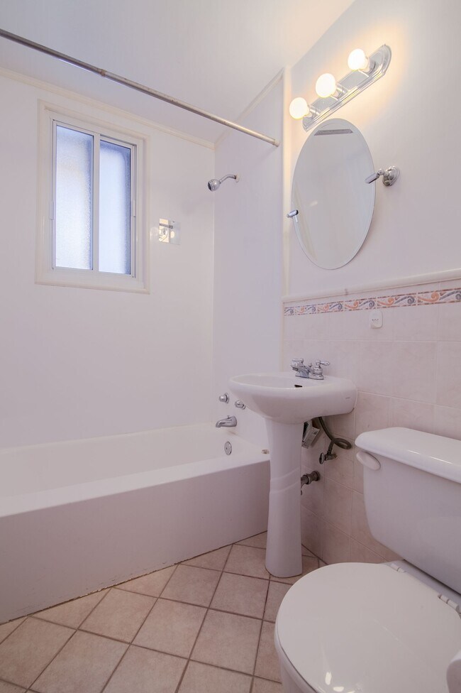 Photo - 4505 Dupuis Avenue Unit 20