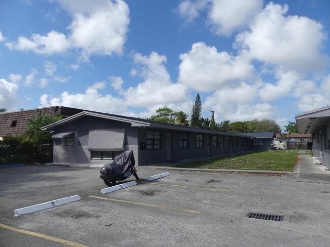 Building Photo - 2247 Taylor St Unit 1-8